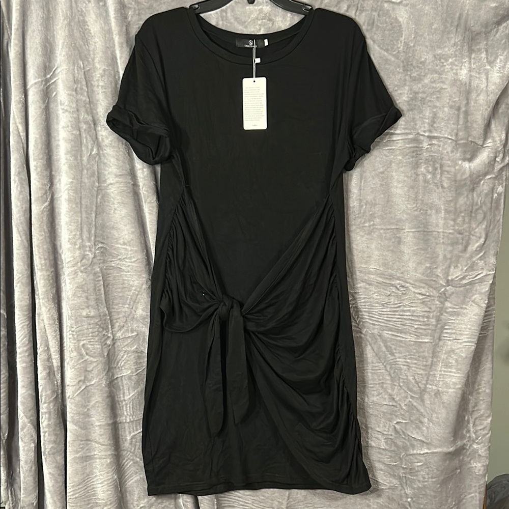 Elegant Black Dress with Knot Detail